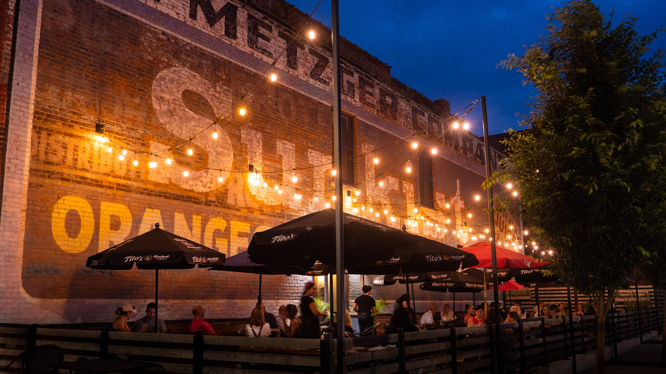 Experience dining al fresco in Toledo, where summer flavors meet the charm of outdoor settings.