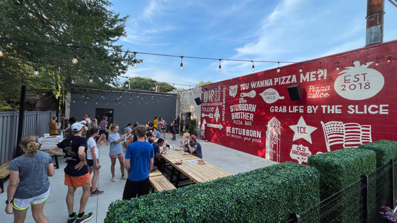 Stubborn Brothers Pizza Bar: Enjoy Toledo's delightful outdoor dining.